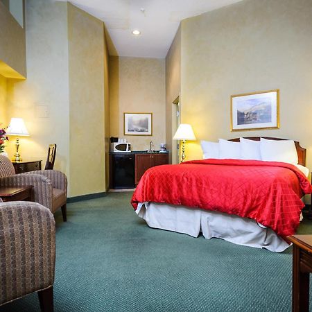 Peterborough Inn & Suites Hotel Екстер'єр фото