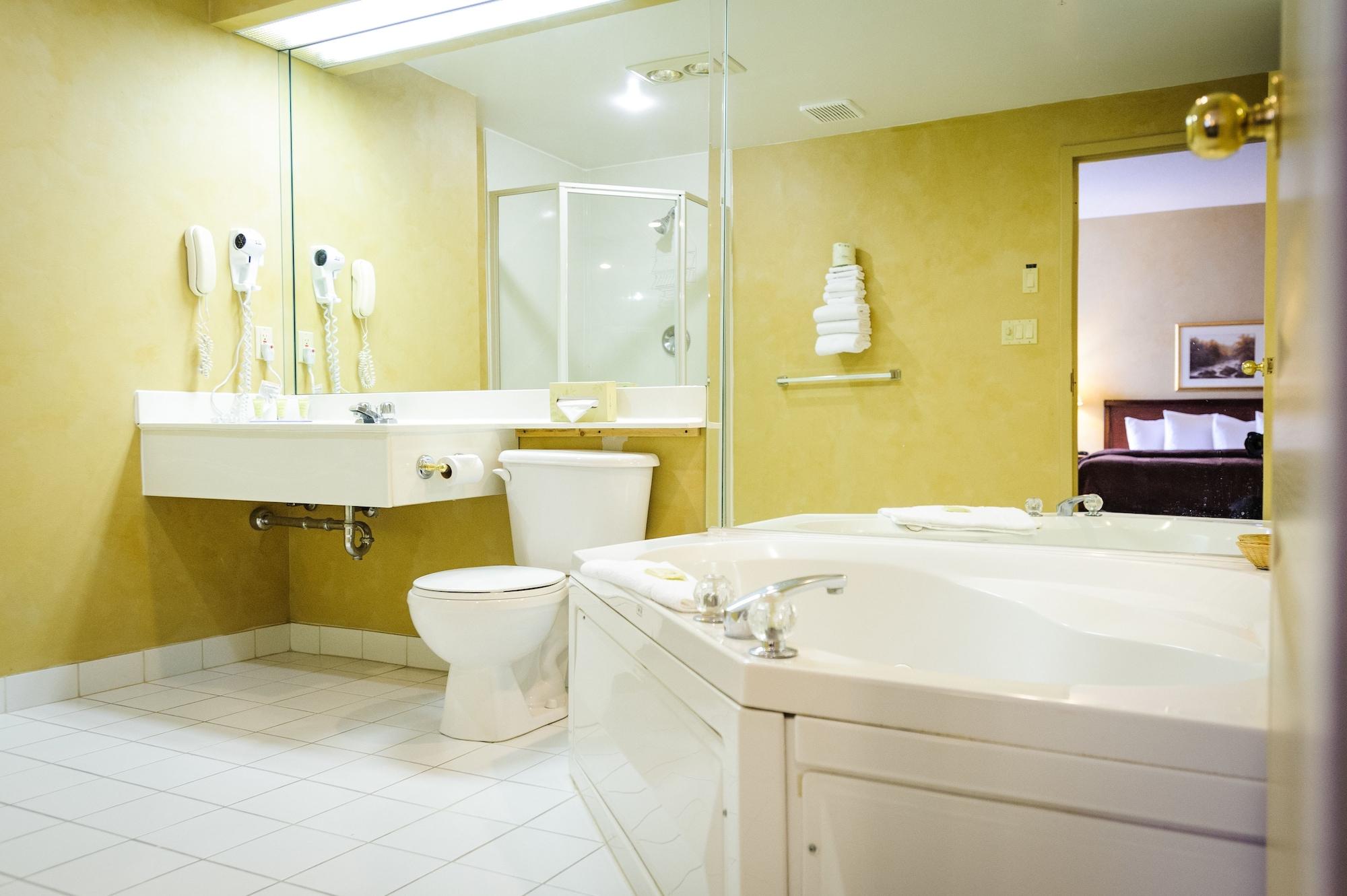 Peterborough Inn & Suites Hotel Екстер'єр фото