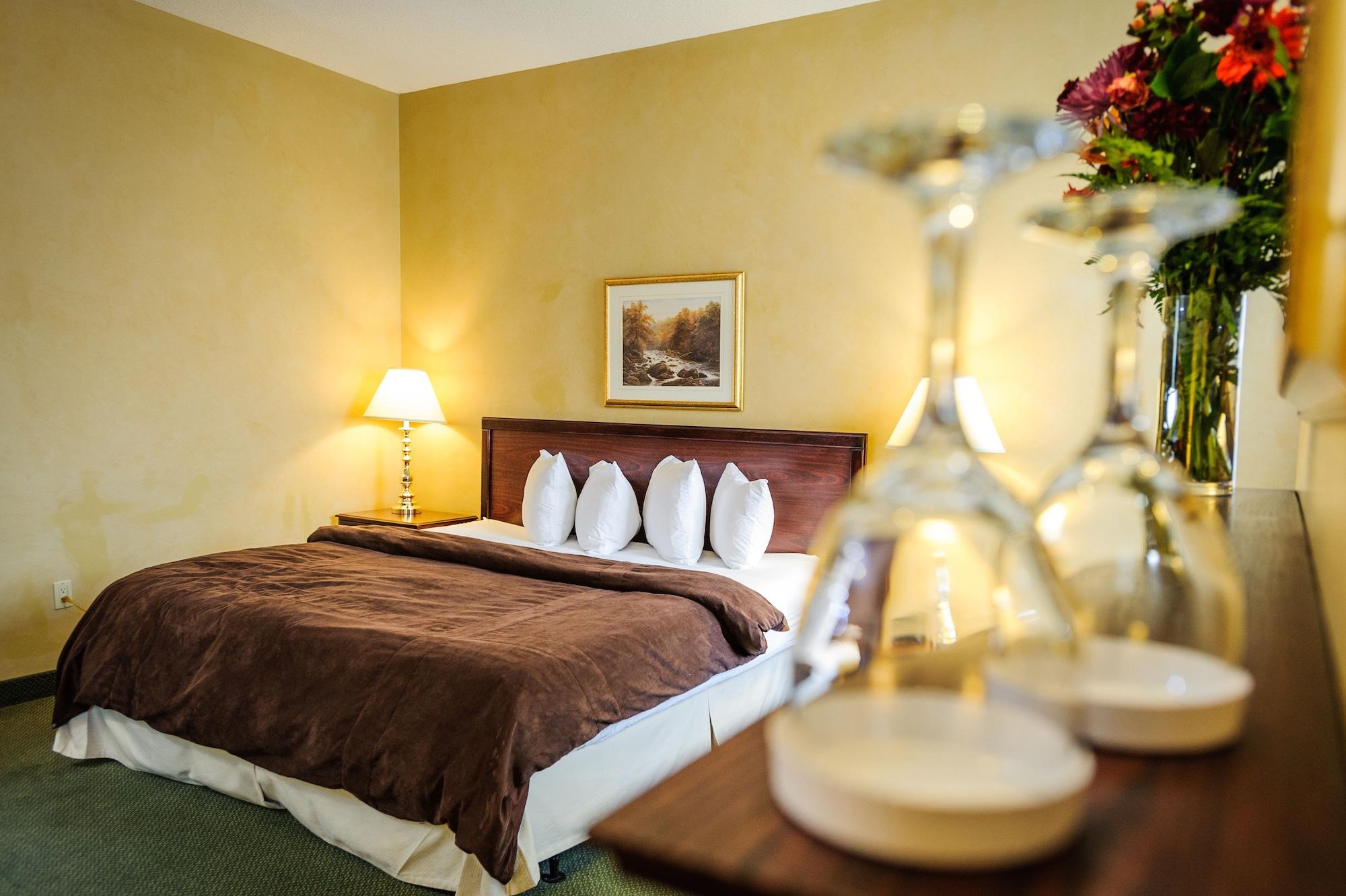 Peterborough Inn & Suites Hotel Екстер'єр фото