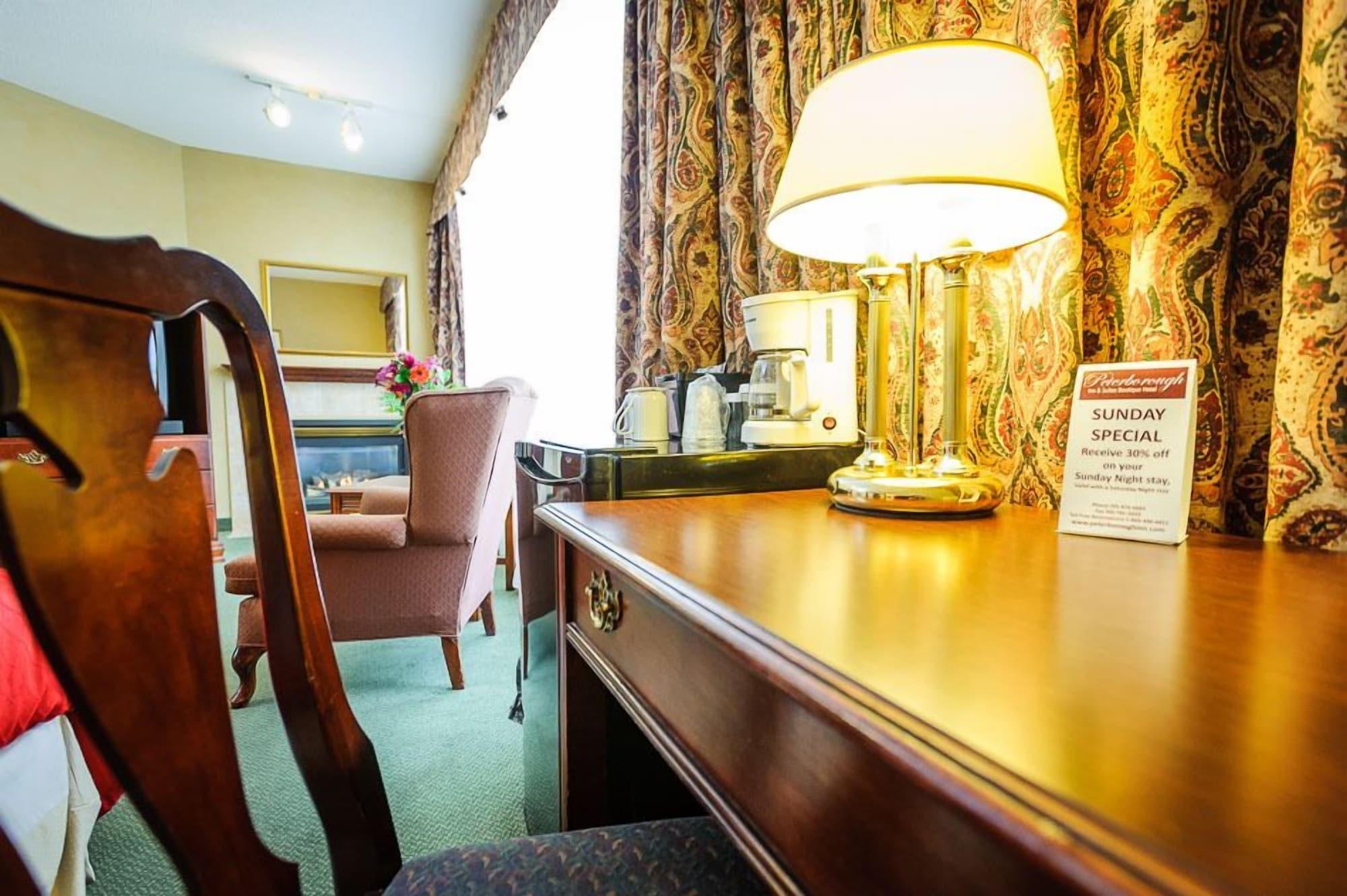 Peterborough Inn & Suites Hotel Екстер'єр фото