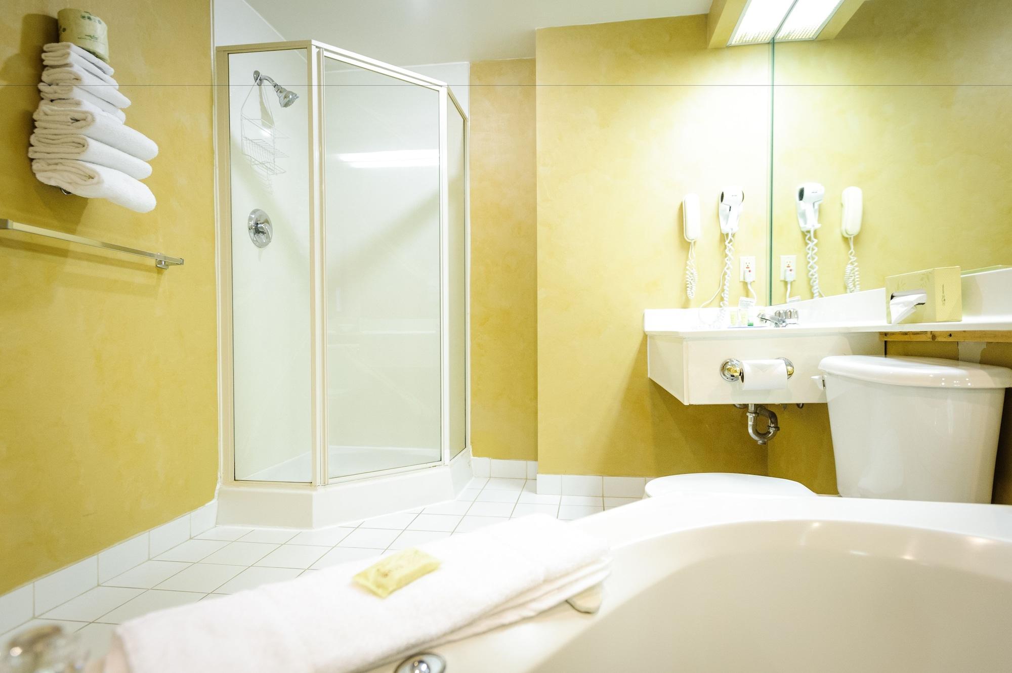 Peterborough Inn & Suites Hotel Екстер'єр фото