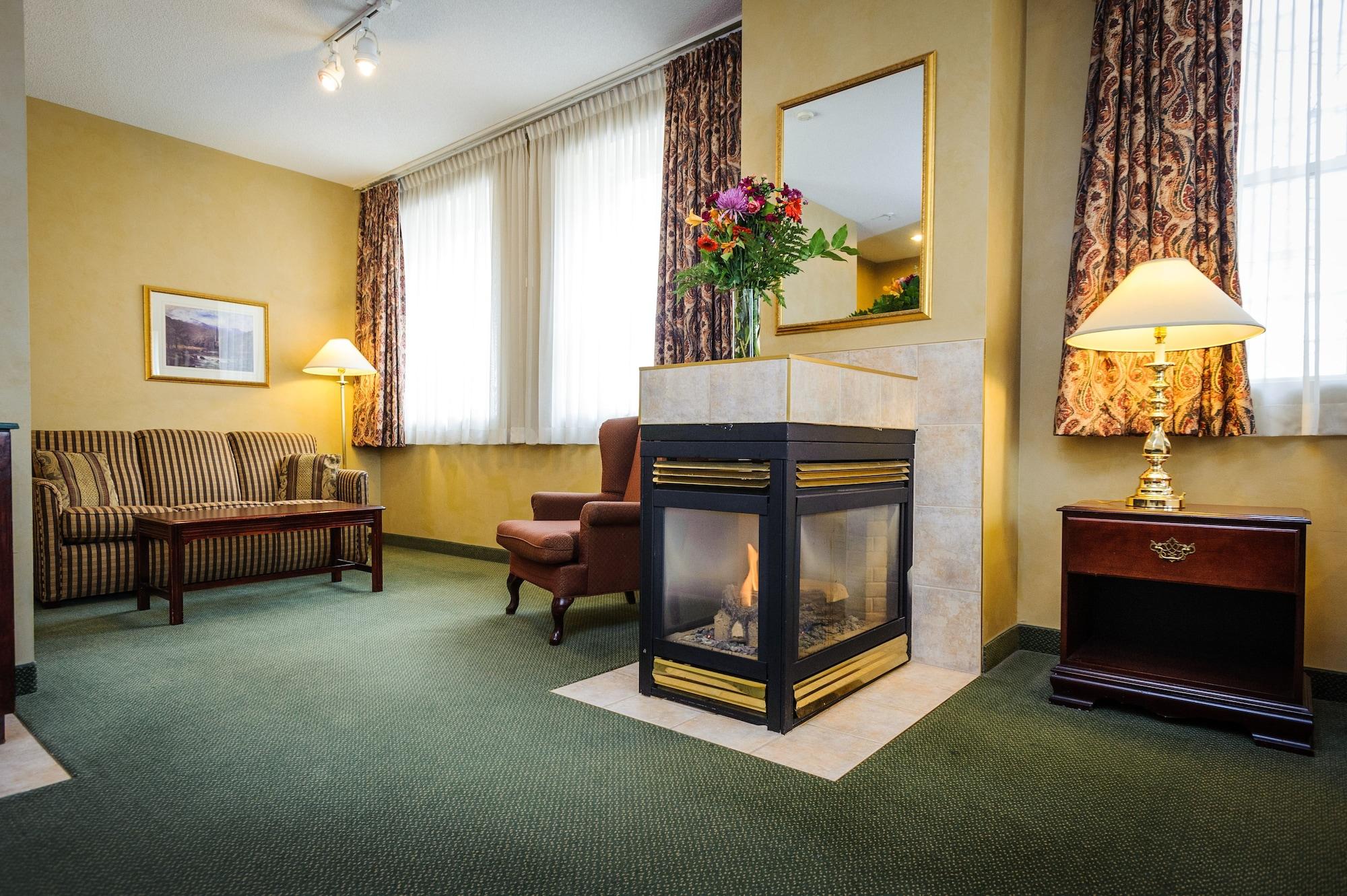 Peterborough Inn & Suites Hotel Екстер'єр фото