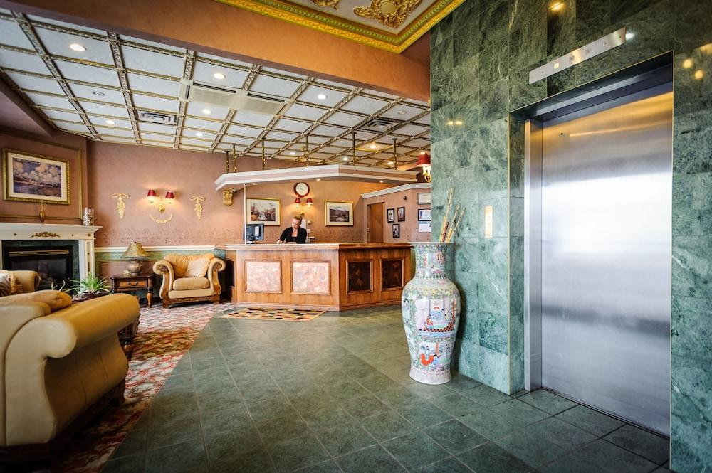Peterborough Inn & Suites Hotel Екстер'єр фото