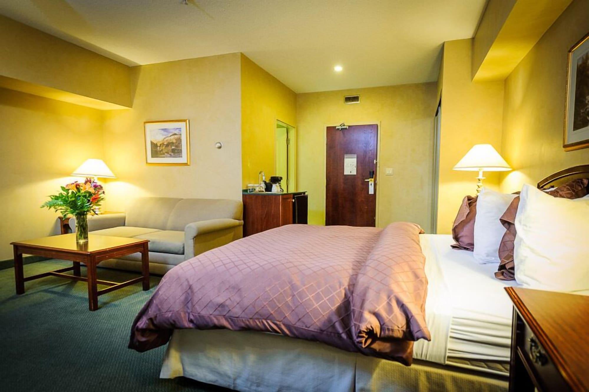 Peterborough Inn & Suites Hotel Екстер'єр фото