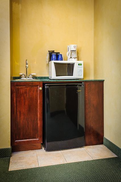 Peterborough Inn & Suites Hotel Номер фото