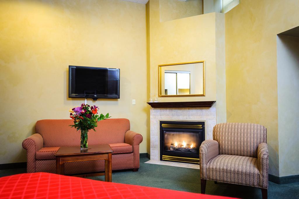 Peterborough Inn & Suites Hotel Екстер'єр фото