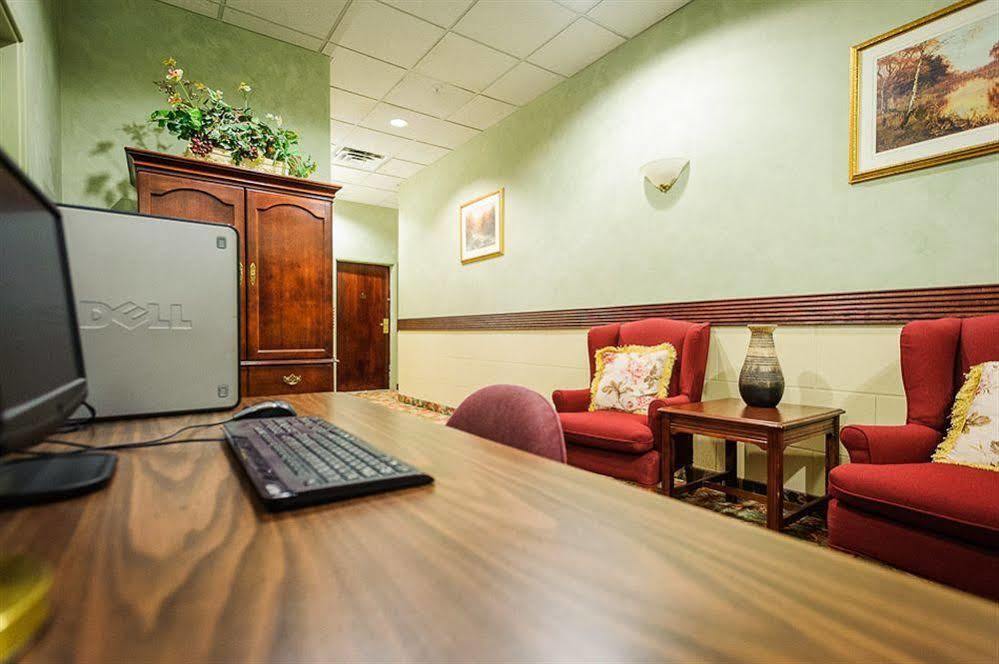 Peterborough Inn & Suites Hotel Екстер'єр фото