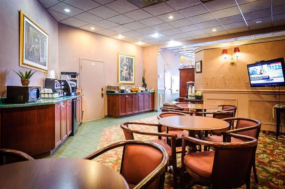 Peterborough Inn & Suites Hotel Екстер'єр фото